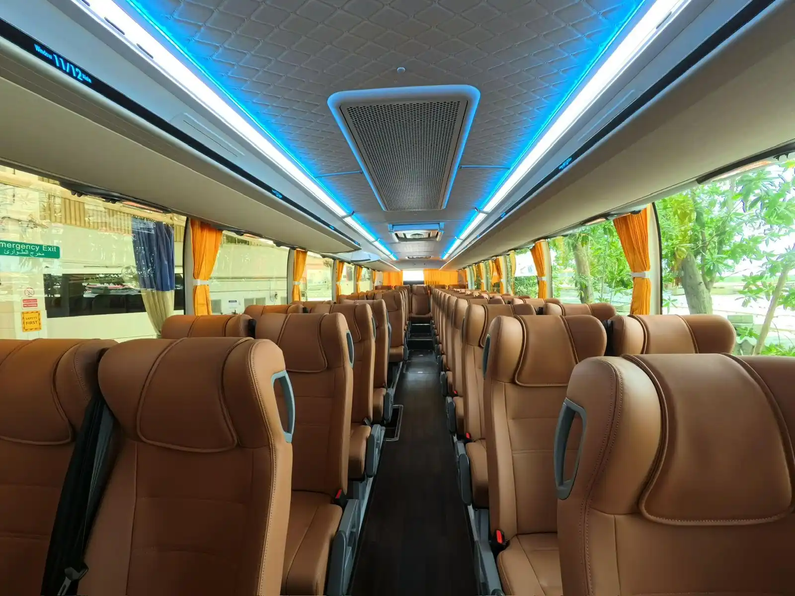35 Seater Luxury Coach - image 3